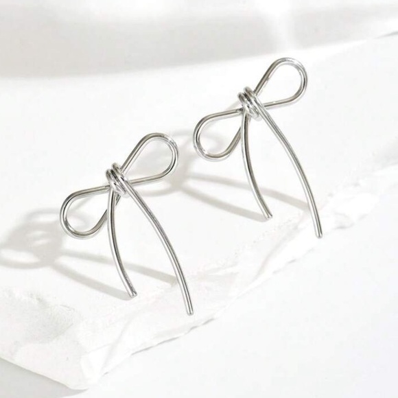 Elegant Silver Bow Earrings - Picture 3 of 3